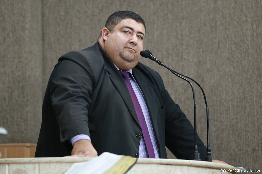 Vereador Cabo Didi solicita conserto de buracos em bairro Aeroporto