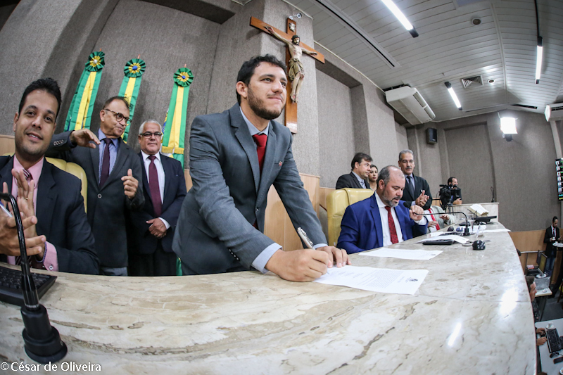 Vereador Camilo Feitosa toma posse na Câmara de Aracaju 