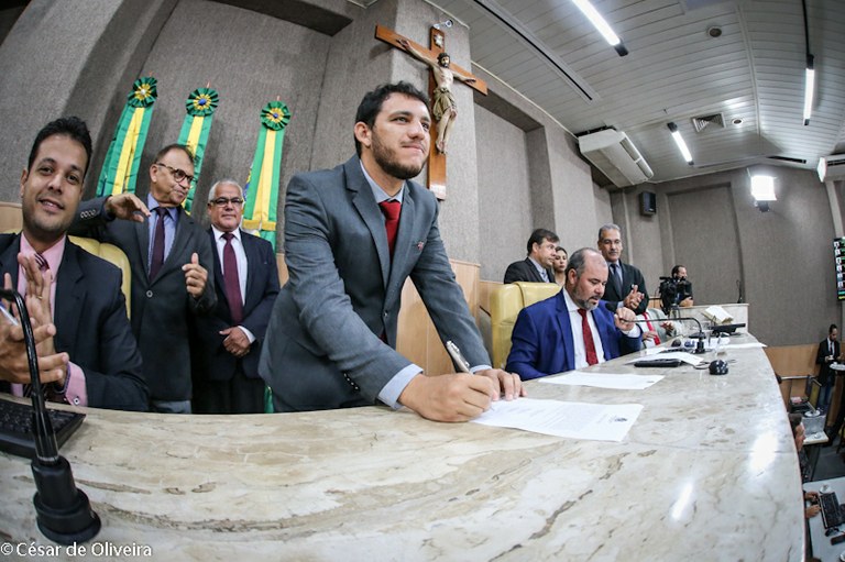Vereador Camilo Feitosa toma posse na Câmara de Aracaju 