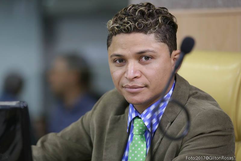 Vereador e Secretário visitam Barracão Cultural e comunidade será beneficiada com reforma 