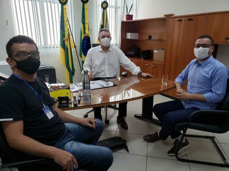 Vereador Eduardo discute participação popular e orçamento em reunião na Seplog