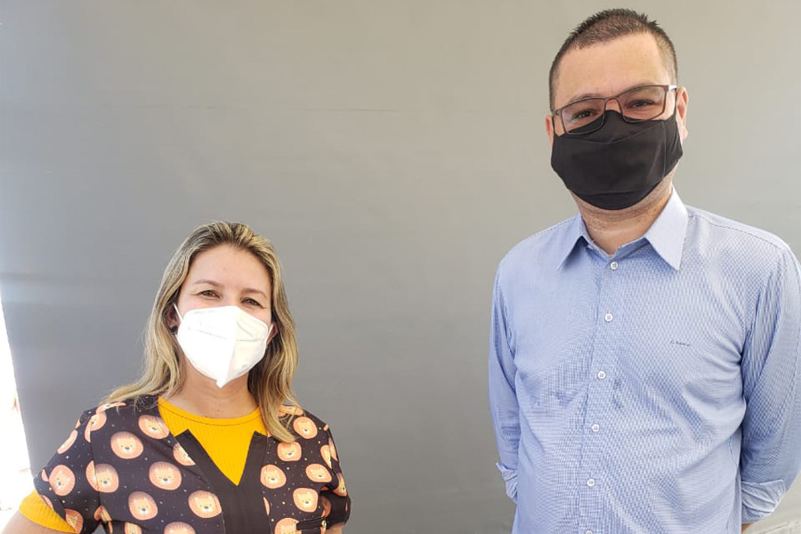 Vereador Eduardo Lima, que perdeu mãe, avô e tio para Covid-19, acompanha início da vacinação 