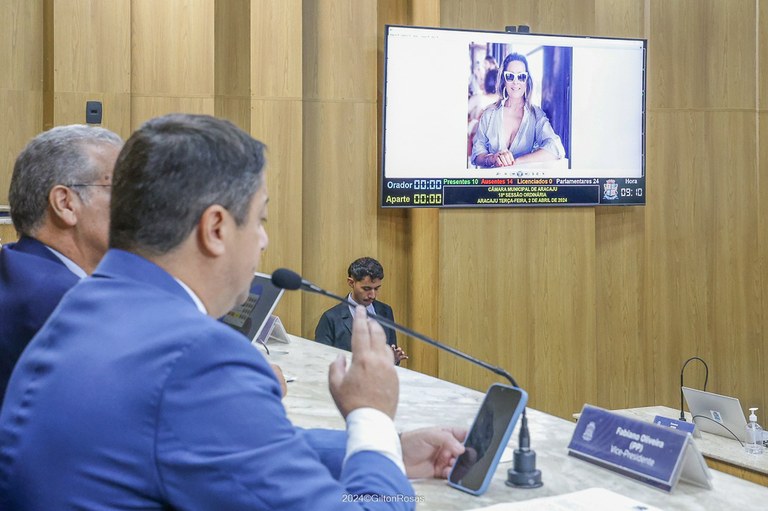 Vereador Fabiano Oliveira se emociona ao falar da amizade com Thaís Bezerra