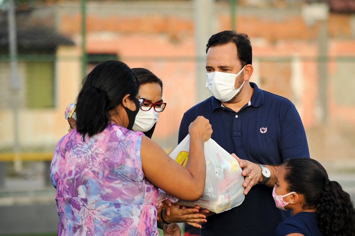 Vereador Fábio Meireles doa cestas básicas para população carente