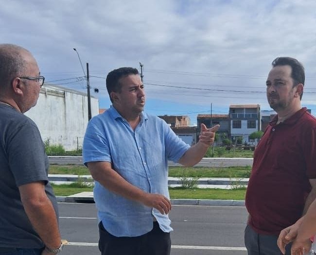 Vereador Fábio Meireles (PDT) vistoria bairros Dom Luciano e Soledade com técnicos da Emurb 