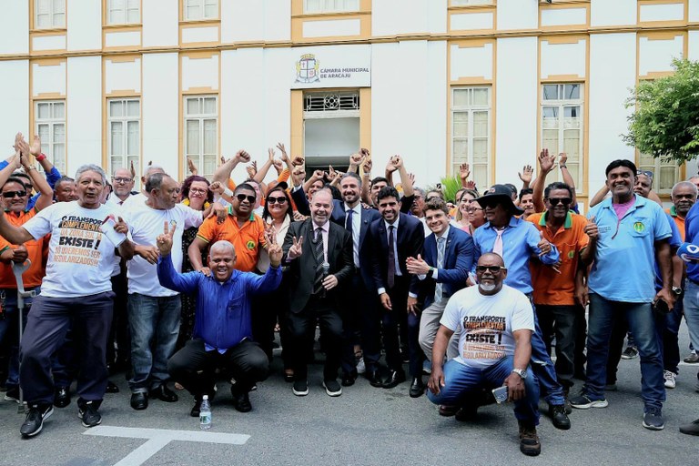 Vereador Isac celebra aprovação unânime de projeto que regulamenta transporte complementar em Aracaju