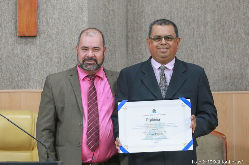 Vereador Isac entrega título de cidadão aracajuano a Erivan Pessoa