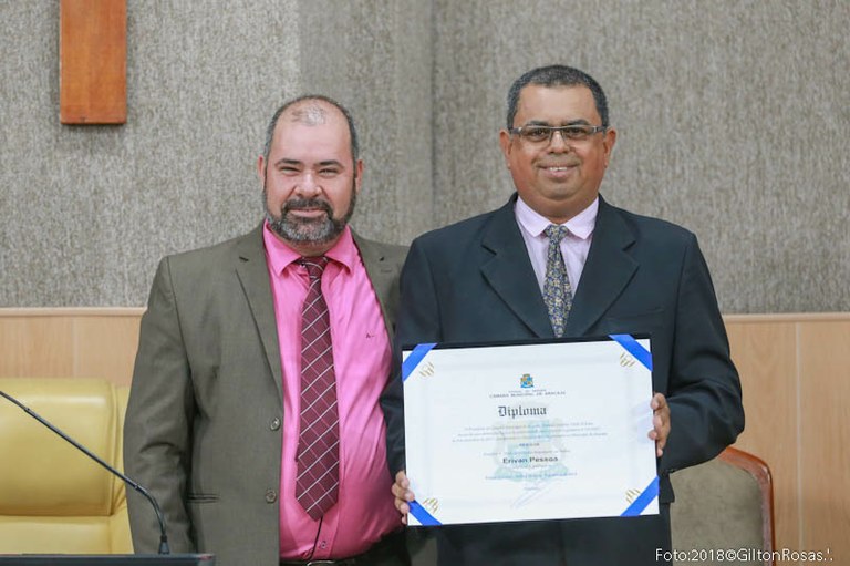 Vereador Isac entrega título de cidadão aracajuano a Erivan Pessoa