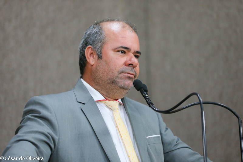 Vereador Isac fala sobre energia fotovoltaica em entrevista de rádio