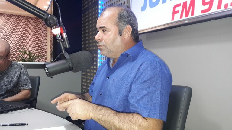 Vereador Isac participa de programa em emissora de rádio