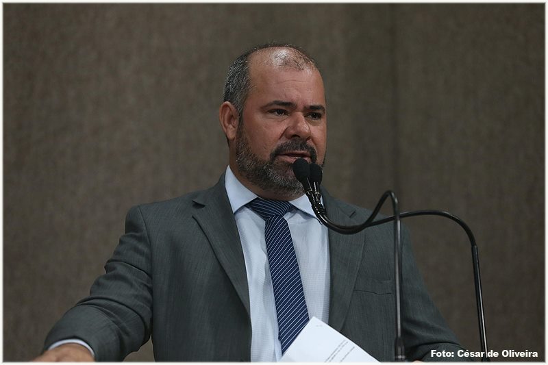 Vereador Isac reforça a importância do reajuste do piso dos professores e pede colaboração de parlamentares na causa