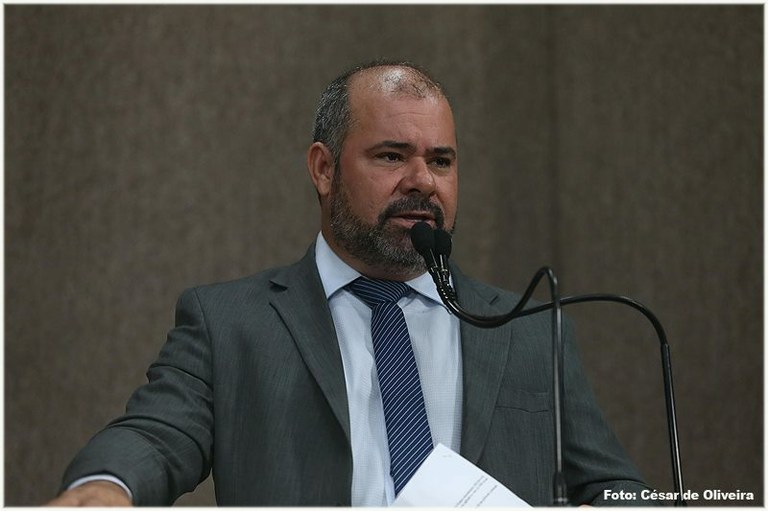 Vereador Isac reforça a importância do reajuste do piso dos professores e pede colaboração de parlamentares na causa