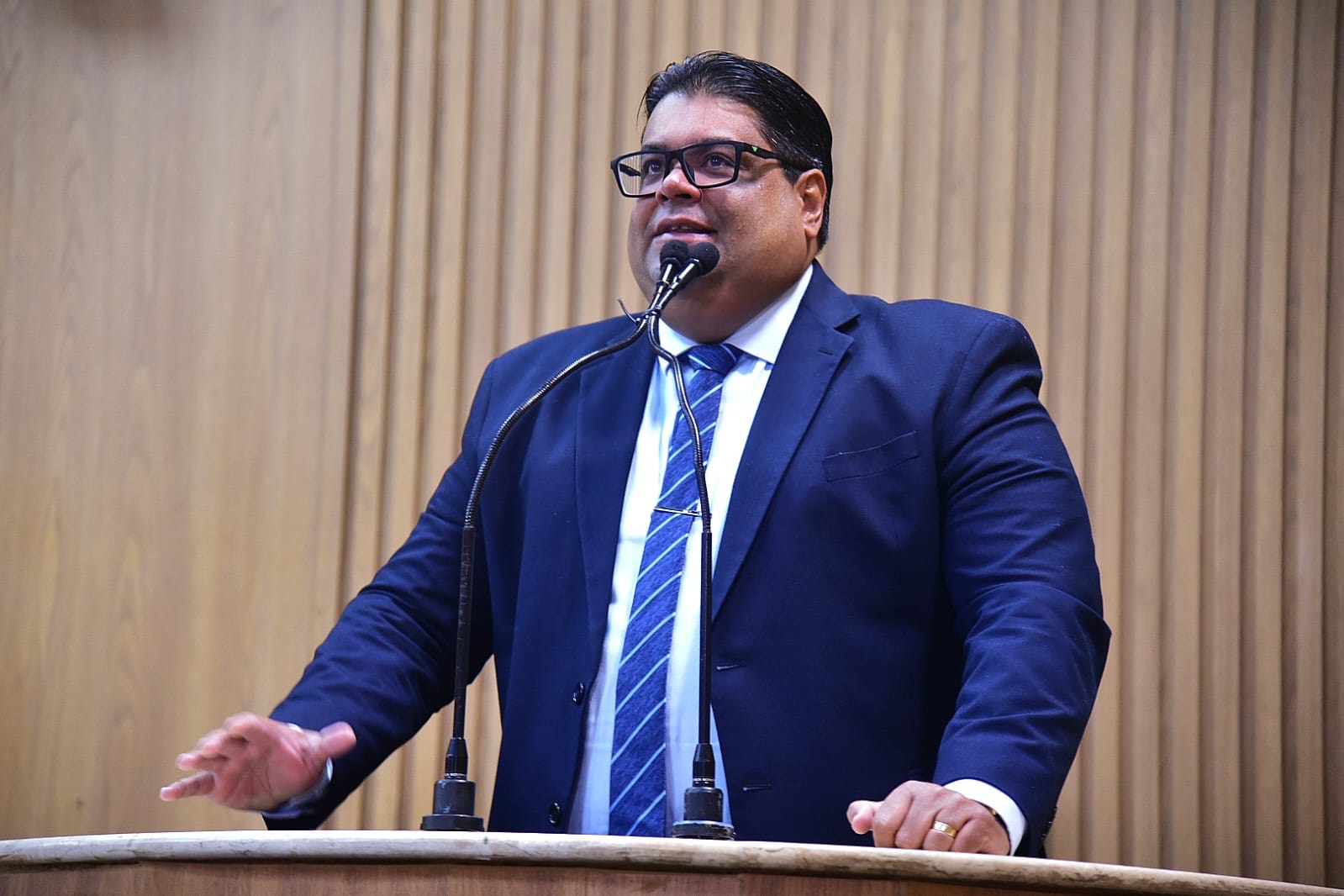 Vereador Joaquim da Janelinha cobra melhorias para praça no Augusto Franco e ruas do Recanto Verde 