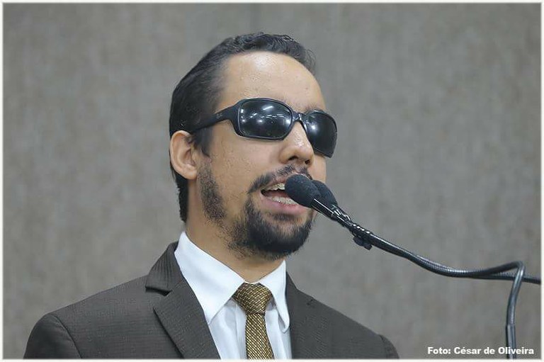 Vereador Lucas Aribé discursa sobre tema da redação do Enem