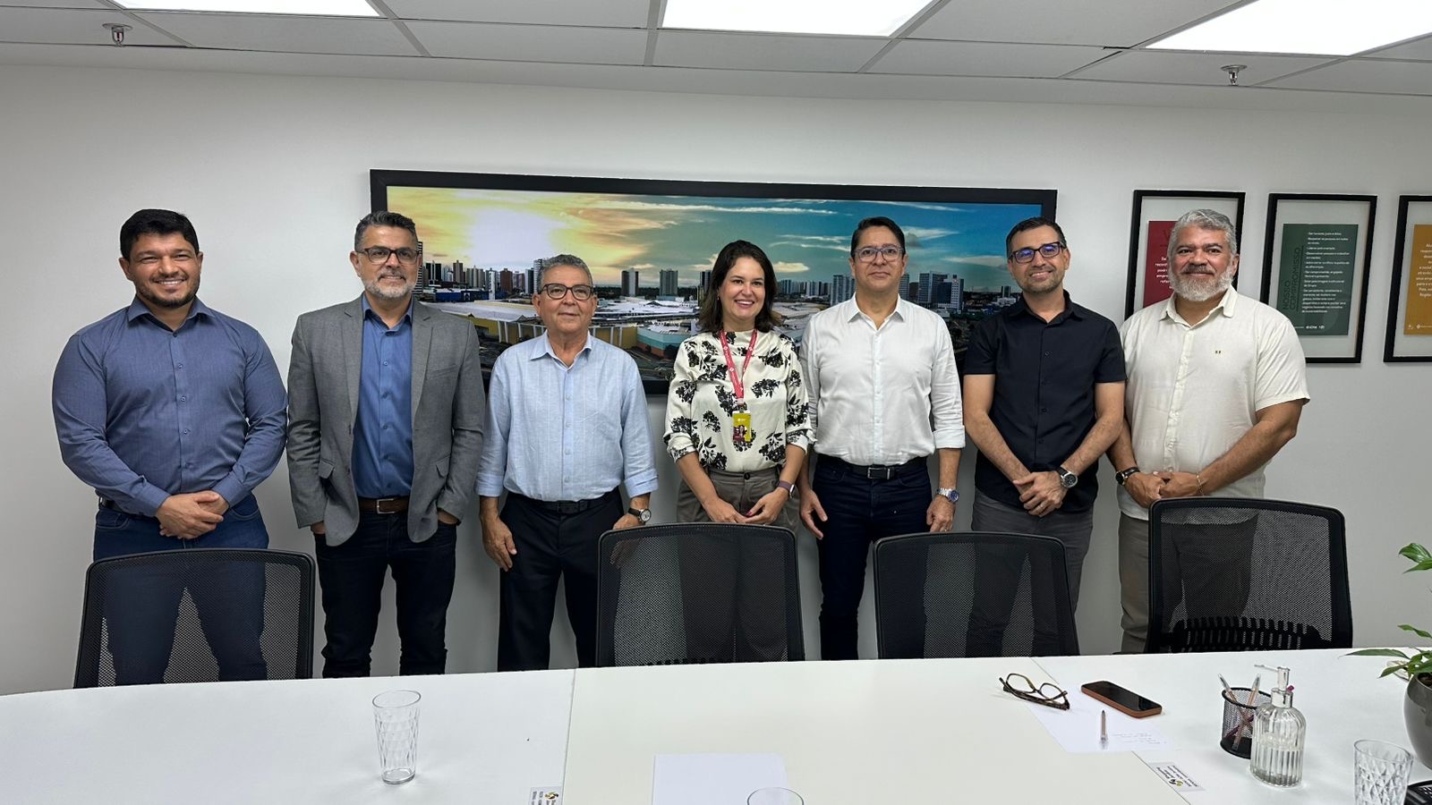 Vereador Lúcio Flávio, ao lado do vice-prefeito Ricardo Marques, recebe demandas dos trabalhadores e lojistas de Shopping de Aracaju 