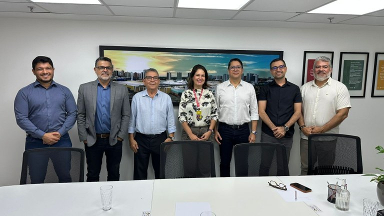 Vereador Lúcio Flávio, ao lado do vice-prefeito Ricardo Marques, recebe demandas dos trabalhadores e lojistas de Shopping de Aracaju 