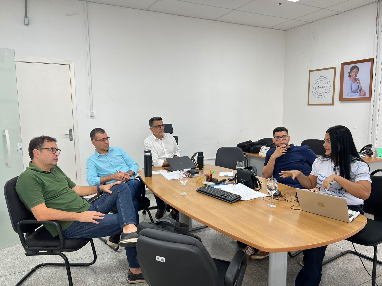 Vereador Lúcio Flávio se reúne com a SEMDE e representantes de iniciativa educacional