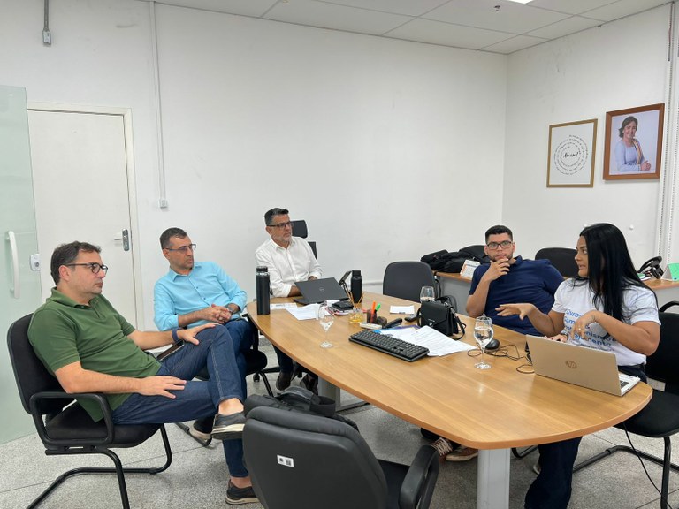 Vereador Lúcio Flávio se reúne com a SEMDE e representantes de iniciativa educacional