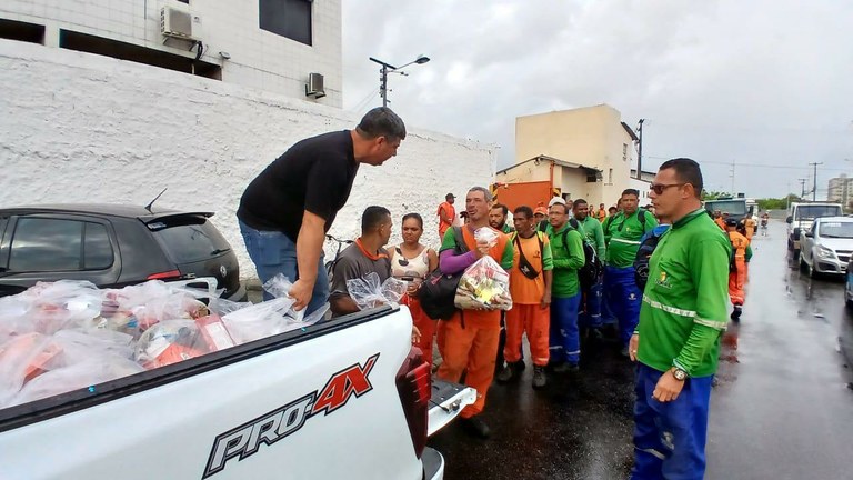 Vereador Miltinho Dantas entrega cestas básicas a trabalhadores da empresa Torre 