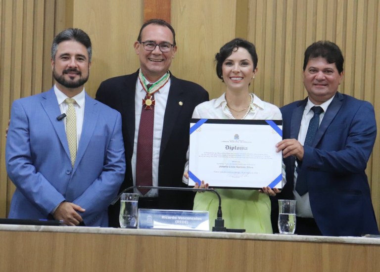 Vereador Miltinho Dantas participa da entrega de medalha do Mérito Parlamentar Ordem Grão-Mestre a Zezinho Sobral e título de Cidadã Aracajuana a Lívia Sobral