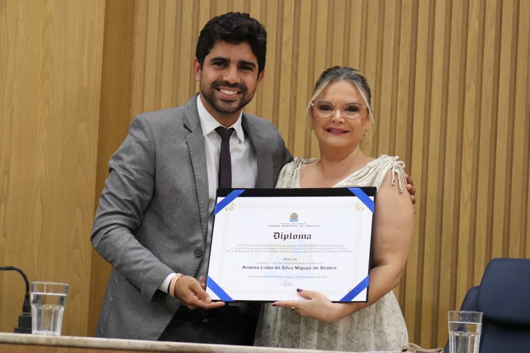 Vereador Pastor Diego entrega título de cidadã aracajuana à Andrea Seabra