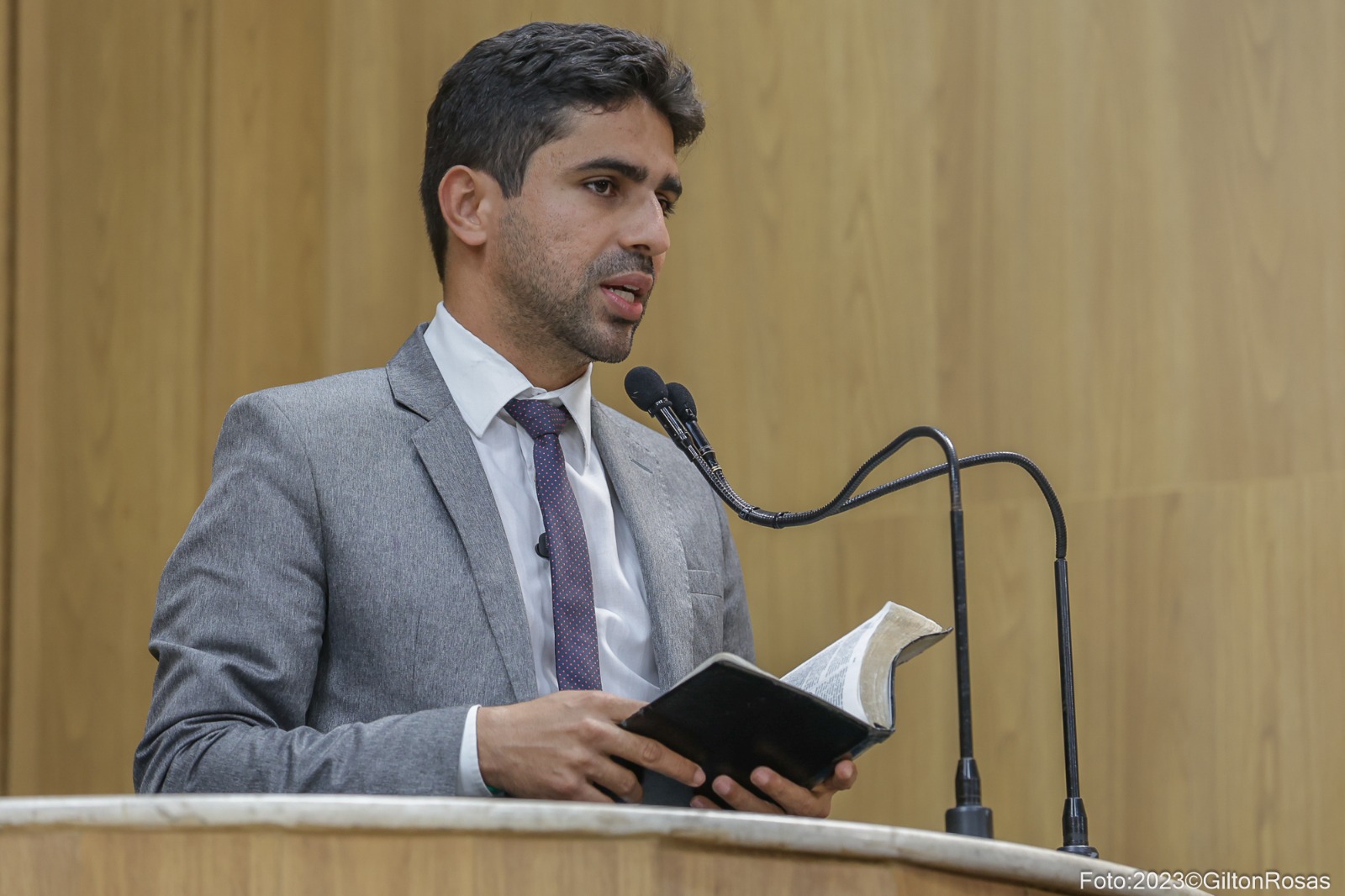 Vereador Pastor Diego reconhece o legado e presta homenagem à vereadora Ângela Melo