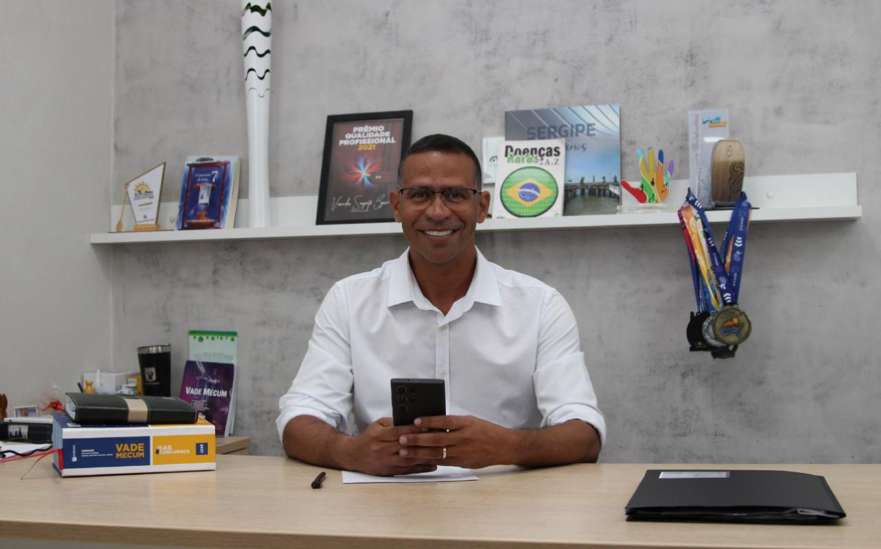 Vereador Sargento Byron comemora serviço de pavimentação para a Aguachuma, no Robalo