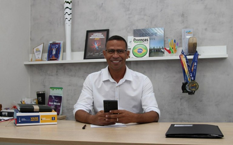 Vereador Sargento Byron comemora serviço de pavimentação para a Aguachuma, no Robalo