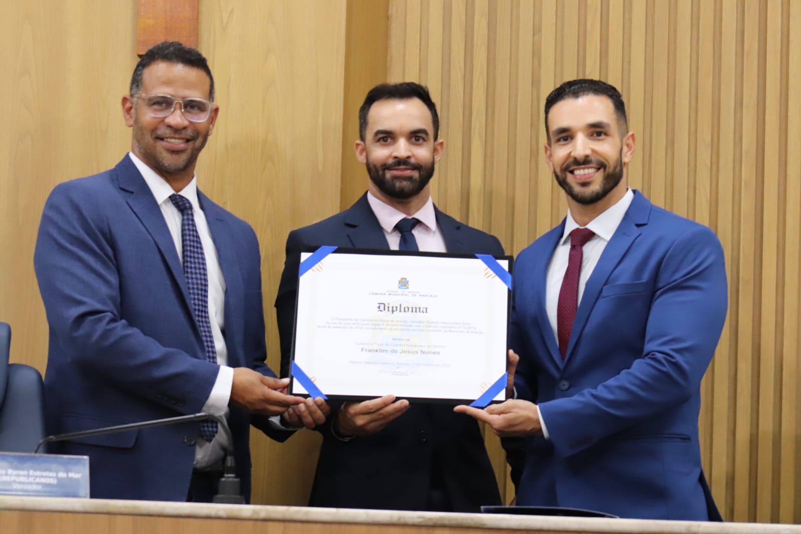 Vereador Sargento Byron entrega Título de Cidadão Aracajuano à Franklim de Jesus Nunes