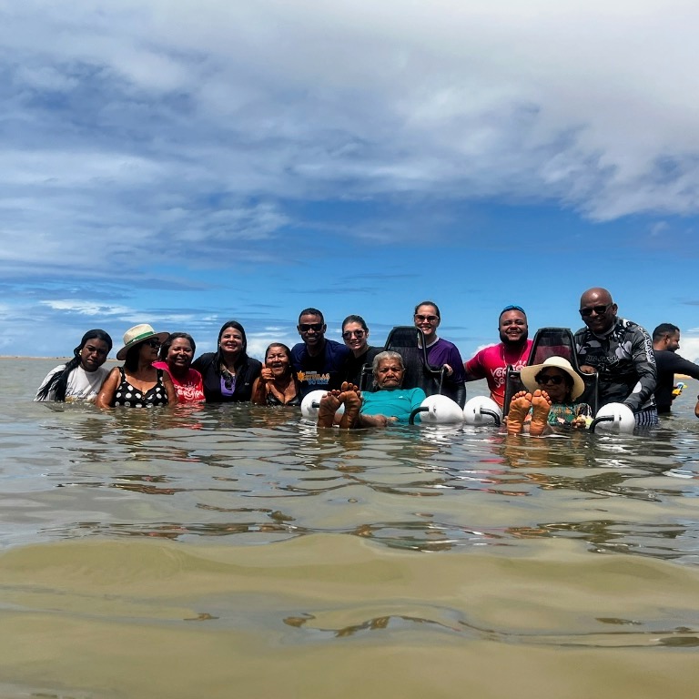 Vereador Sargento Byron - Estrelas do Mar participa de banho de mar assistido em Pacatuba