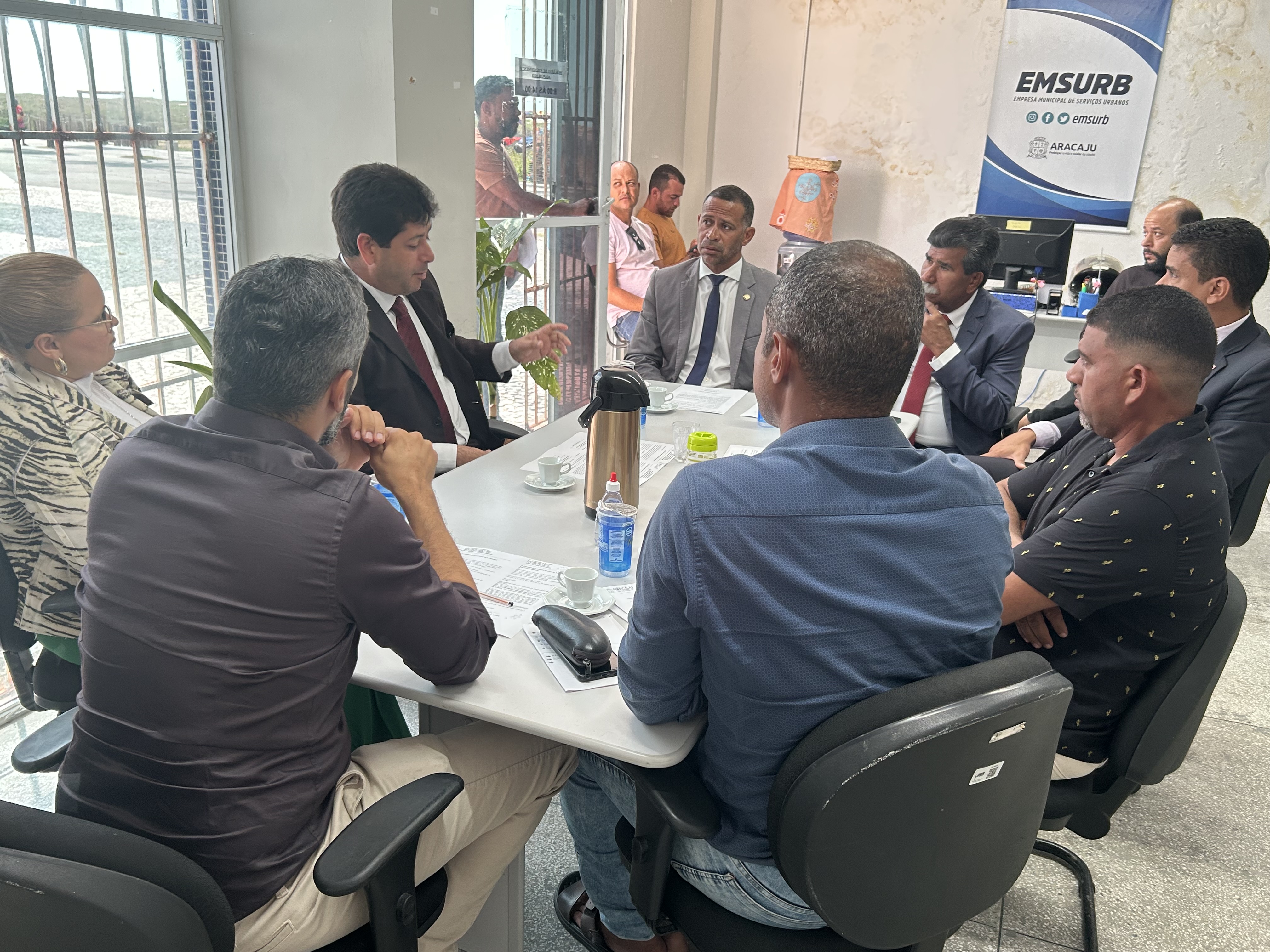 Vereador Sargento Byron participa de reunião sobre notificação aos permissionários da Orla de Atalaia 