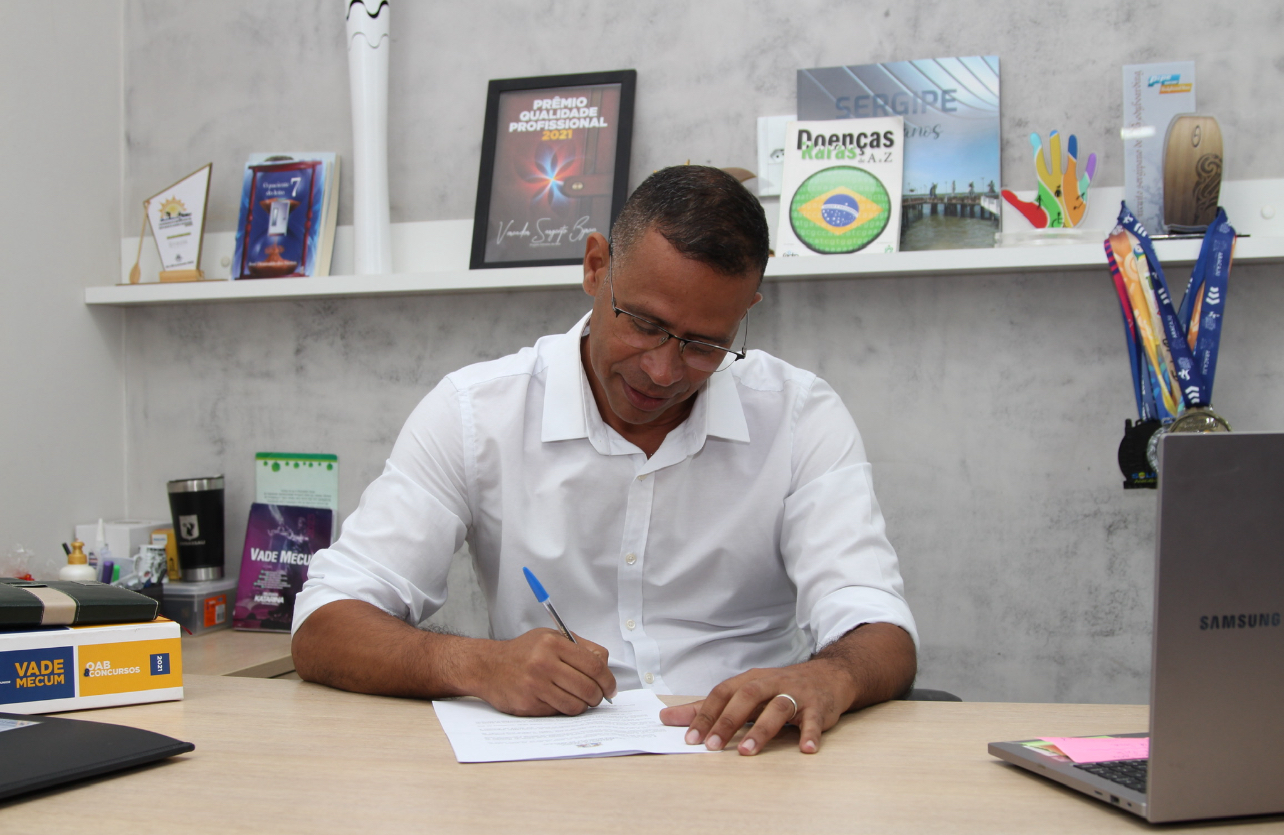 Vereador Sargento Byron protocola demandas a serem encaminhadas à Deso