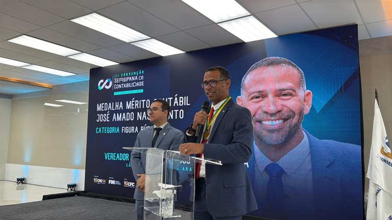 Vereador Sargento Byron recebe medalha de honra na III Convenção Sergipana de Contabilidade 