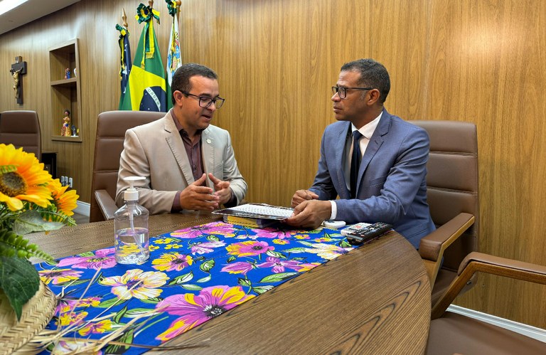 Vereador Sargento Byron recebe presidente do CRC-SE na Câmara