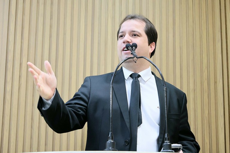Vereador Sávio destaca investimentos no transporte público e ações sociais durante sessão na Câmara de Aracaju 