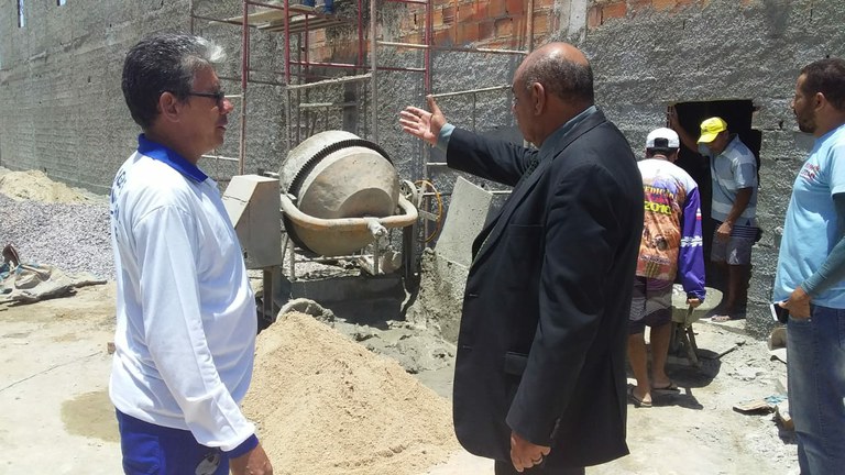 Vereador Seu Marcos visita construção de sede temporária da UBS Niceu Dantas