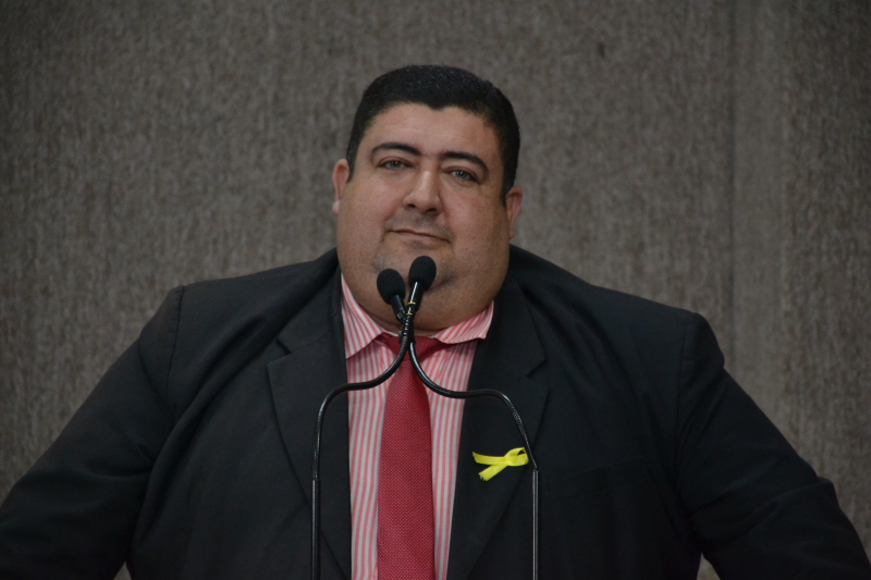 Vereador solicita limpeza no canal do Bairro Aruana