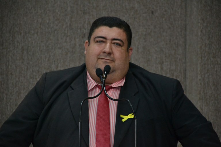 Vereador solicita limpeza no canal do Bairro Aruana