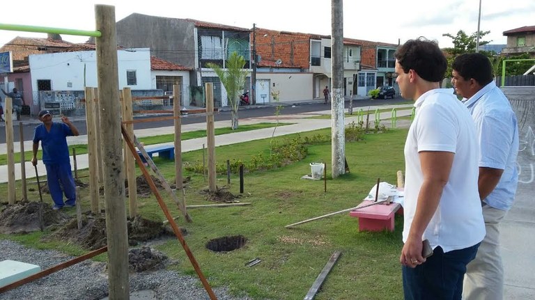  Vereador Thiaguinho Batalha confere andamento de obra na praça da Veneza