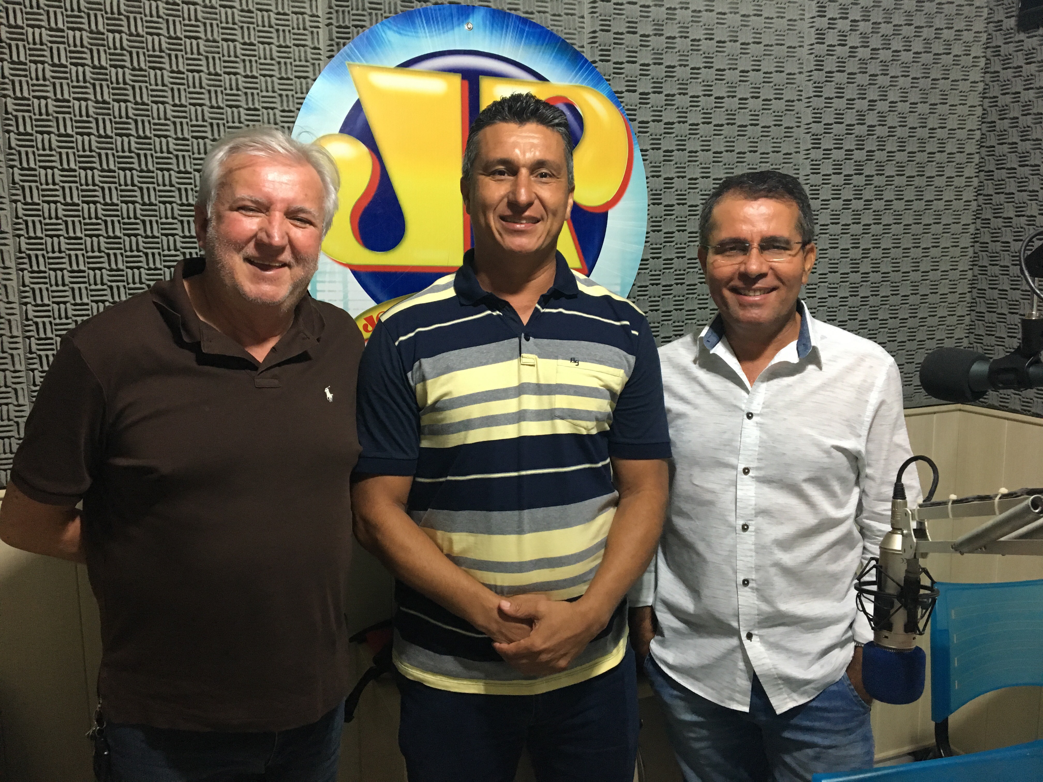 Vereador Zezinho do Bugio concede entrevista em emissora de rádio