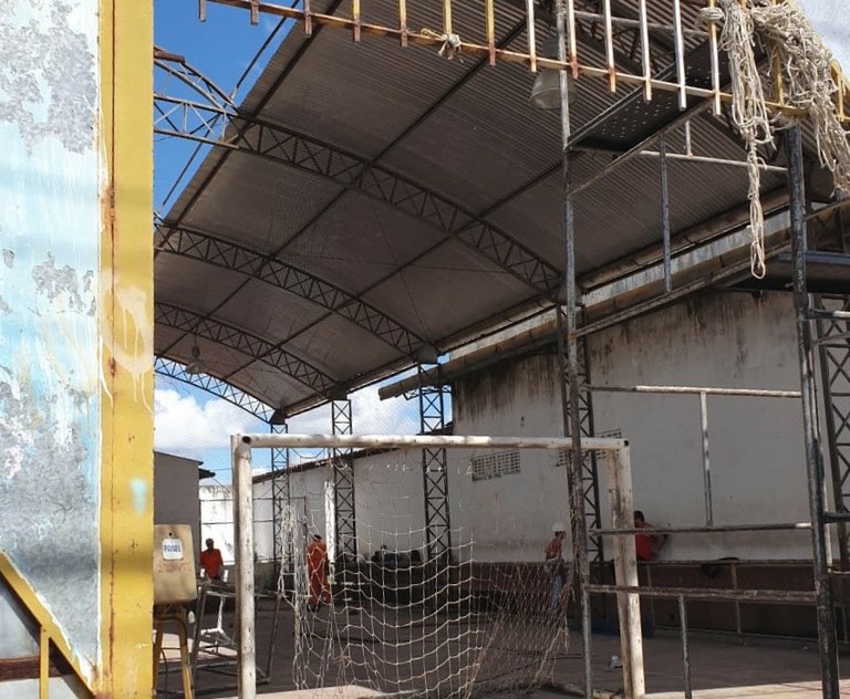 Vereador Zezinho solicita e Seduc realiza recuperação de quadra esportiva no Bugio