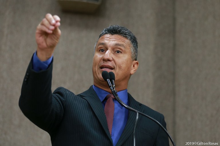 Vereador Zezinho utiliza Tribuna e destaca obras no Conjunto Bugio