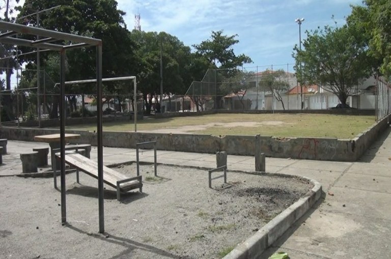 Vereadora Professora Ângela Melo apresenta Indicações para reforma de praças em Aracaju