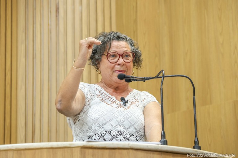 Vereadora Ângela Melo diz que anúncio da PMA sobre piso é falso