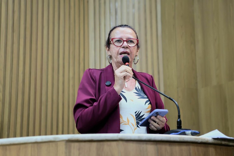 Vereadora Sonia Meire cobra contratação de profissionais para educação municipal 