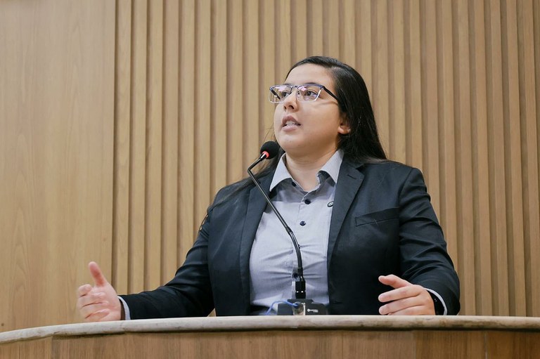 Vereadora Thannata da Equoterapia chama atenção sobre a saúde mental de mães atípicas e conscientização do Fevereiro Roxo na tribuna