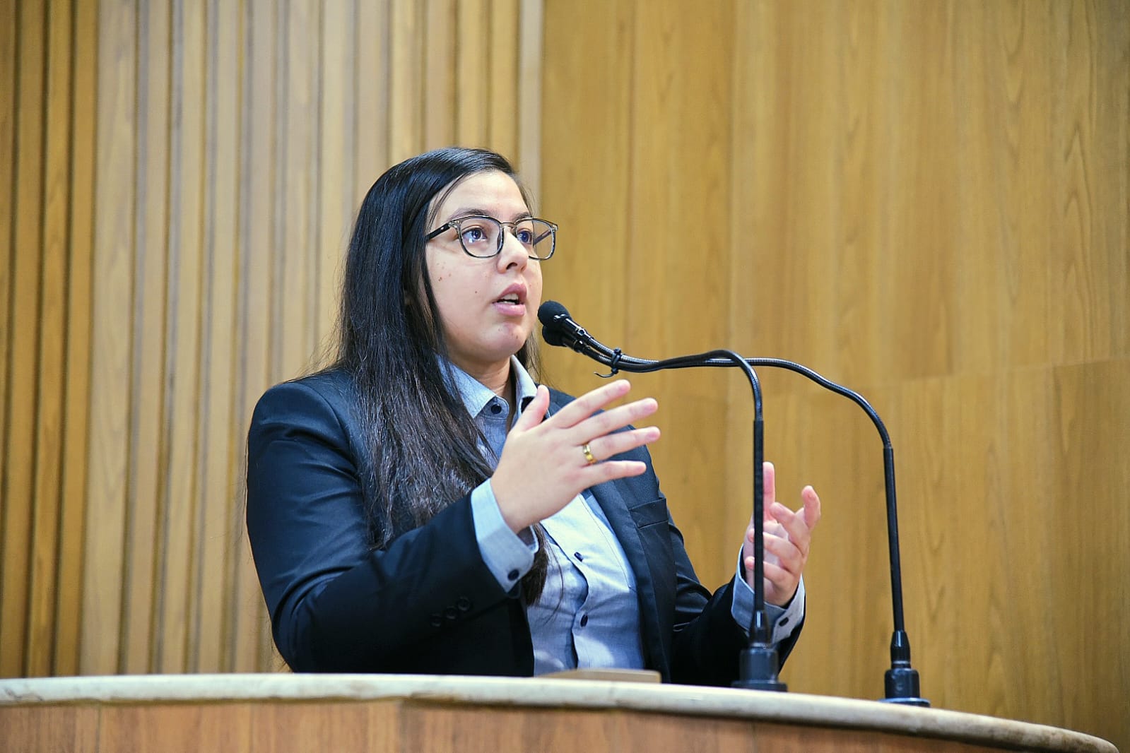 Vereadora Thannata da Equoterapia denuncia buracos e crateras deixados após obras da Iguá em Aracaju