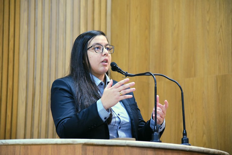 Vereadora Thannata da Equoterapia denuncia buracos e crateras deixados após obras da Iguá em Aracaju