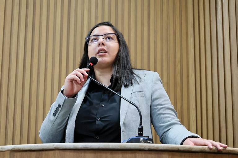 Vereadora Thannata destaca a necessidade e reforça a importância de projeto que prevê câmeras de monitoramento em salas terapêuticas e escolas