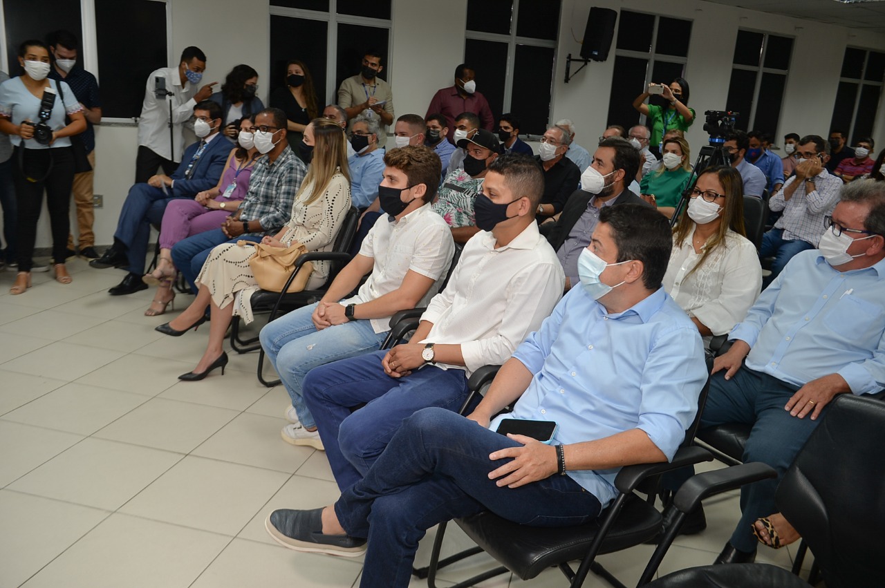 Vereadores acompanham anúncio de Natal Iluminado 2021